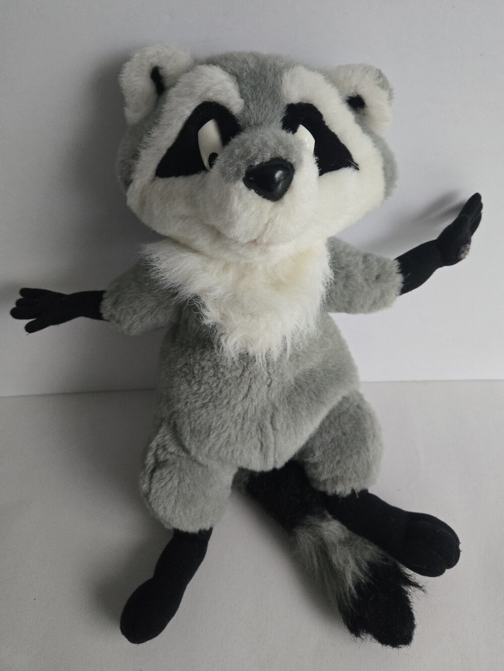 1995 Mattel Disney Pocahontas Gigglin Meeko Raccoon